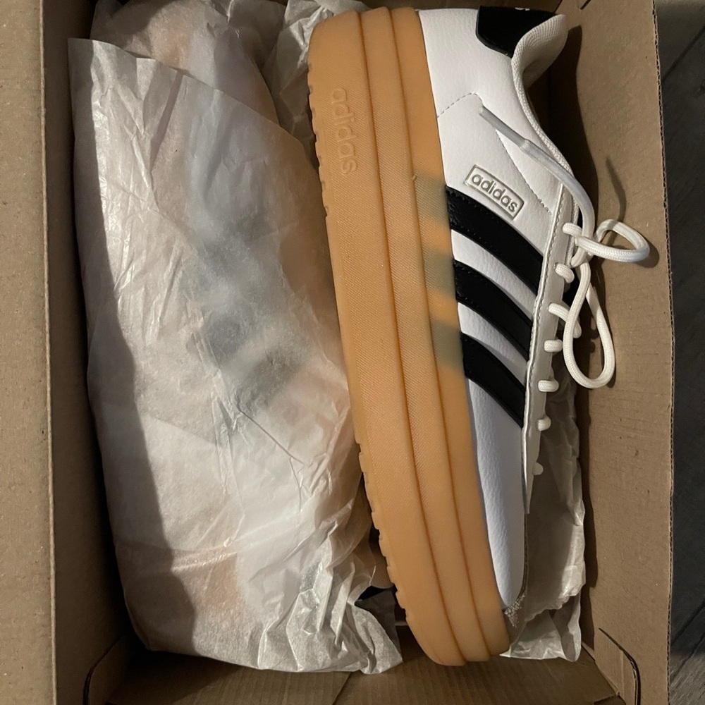 Trendy brand new in box Women’s Adidas VL court Bold size 8.5. Never been worn.